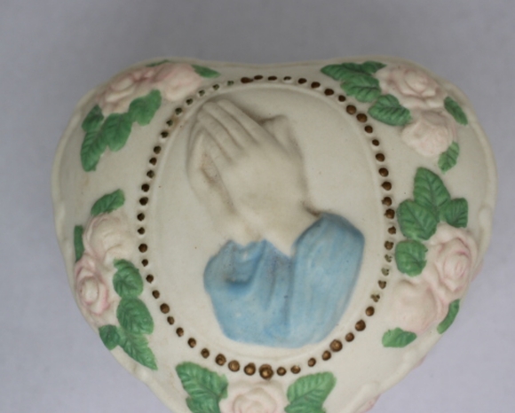 Vintage "Praying Hands" Hand-painted Porcelain jewelry box/ trinket box - Picture 3 of 11
